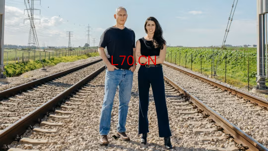 Voltify 联合创始人阿隆・凯塞尔和达夫娜・兰格站在铁轨上。