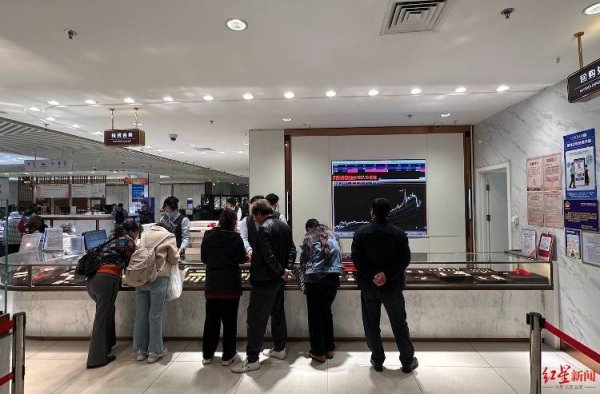 金价大涨，金饰价格每克涨幅超30元 金店人流减少 专家解读为何地缘冲突缓和金价却上涨