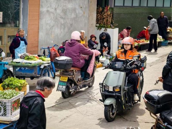 解海龙镜头下的海岛女骑士：在车轮上跑出生活的底气