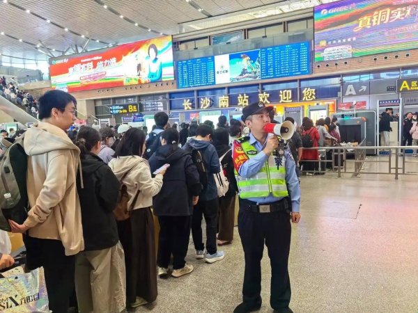 长沙一游客将手机遗落在高铁车厢，列车已入库检修，铁警逐节车厢查找交还