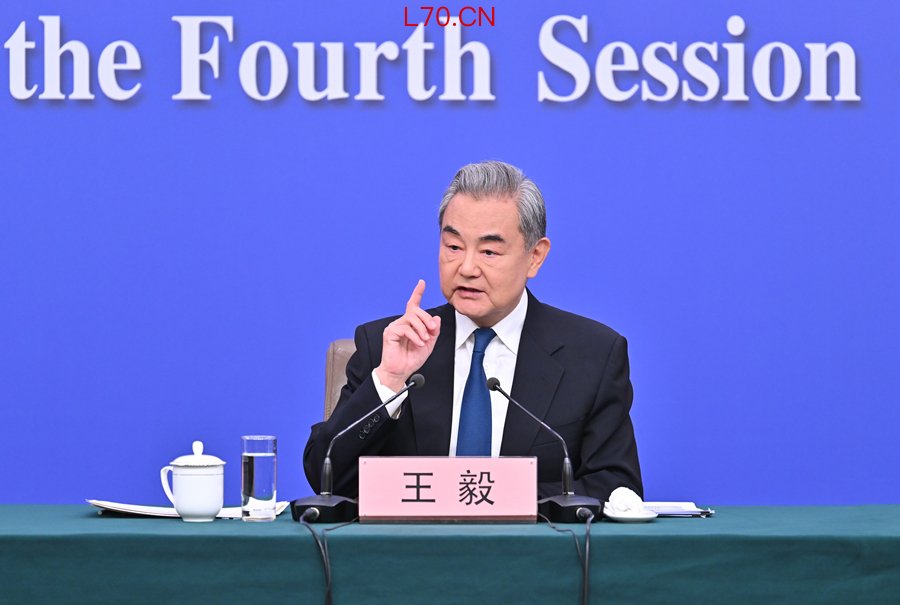 3月8日,十四届全国人大四次会议在北京梅地亚中心新闻发布厅举行记者会。中共中央政治局委员、外交部长王毅就“中国外交政策和对外关系”相关问题回答中外记者提问。新华社记者 李鑫 摄