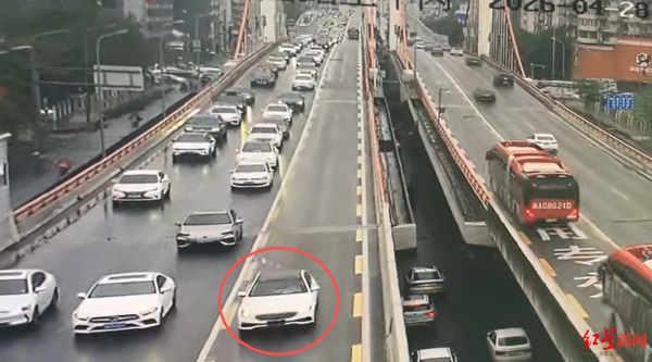 没挂号牌就能畅行二环公交车道？成都交警无人机出手：罚款300元，记9分