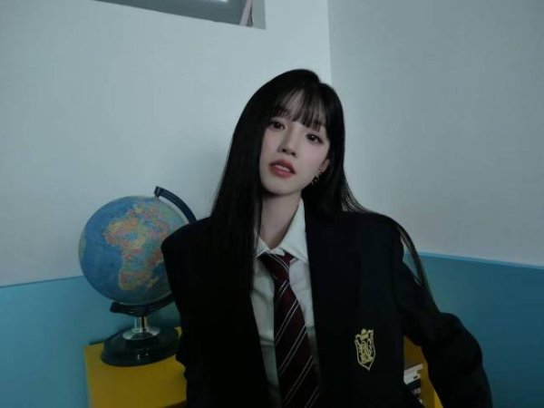宋雨琦化身校园清冷感学姐！黑长直发型又美又飒