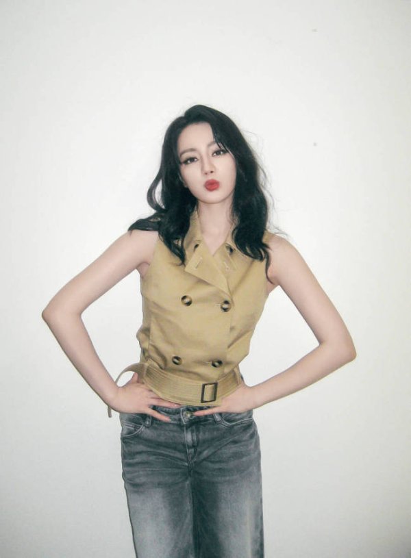 迪丽热巴美照俏皮可爱！嘟嘴wink少女感十足
