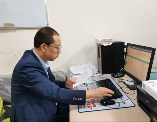 以初心守药岗，以实干践使命