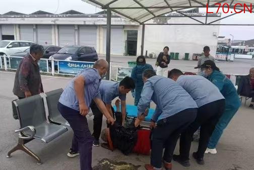 老人突发疾病晕倒公交场站 众人热心救助