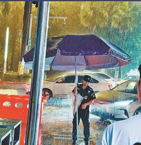 保安撑伞往返护送旅客 雨夜的移动大伞“暖”透厦门北站