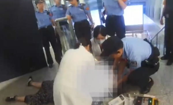 事发杭州东站！女子突然倒地，完全失去意识！驻站医生持续跪地10分钟……