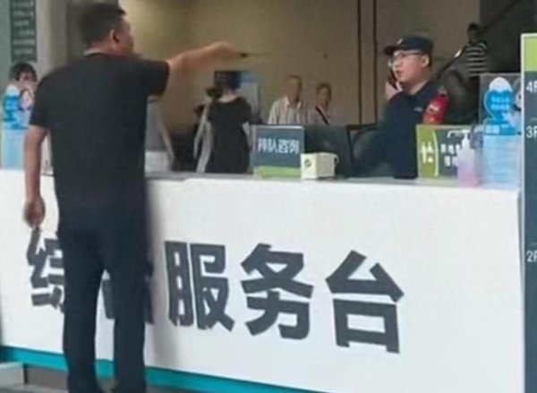 “全场都知道是演习，唯有大爷当了真”，安徽一医院反恐演习太逼真，就诊大爷挺身而出，赤手空拳上前劝阻“歹徒”